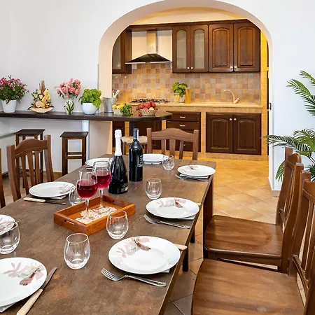 Villa - Lions Rose