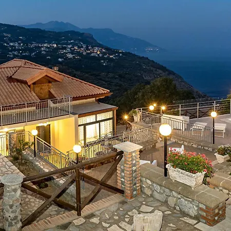 - Lions Rose * Sant'Agata sui due Golfi