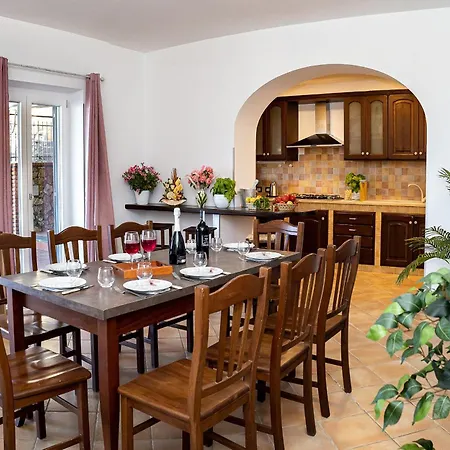 - Lions Rose Villa Sant'Agata sui due Golfi